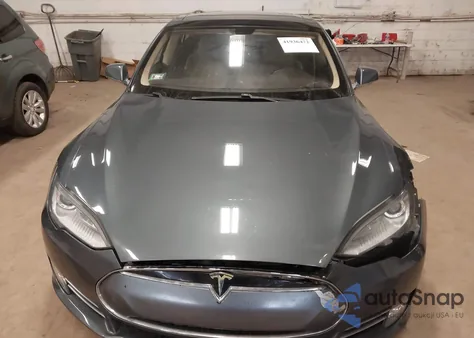 2013 Tesla Model S z USA, uszkodzony, nr VIN 5YJSA1CN9DFP13148